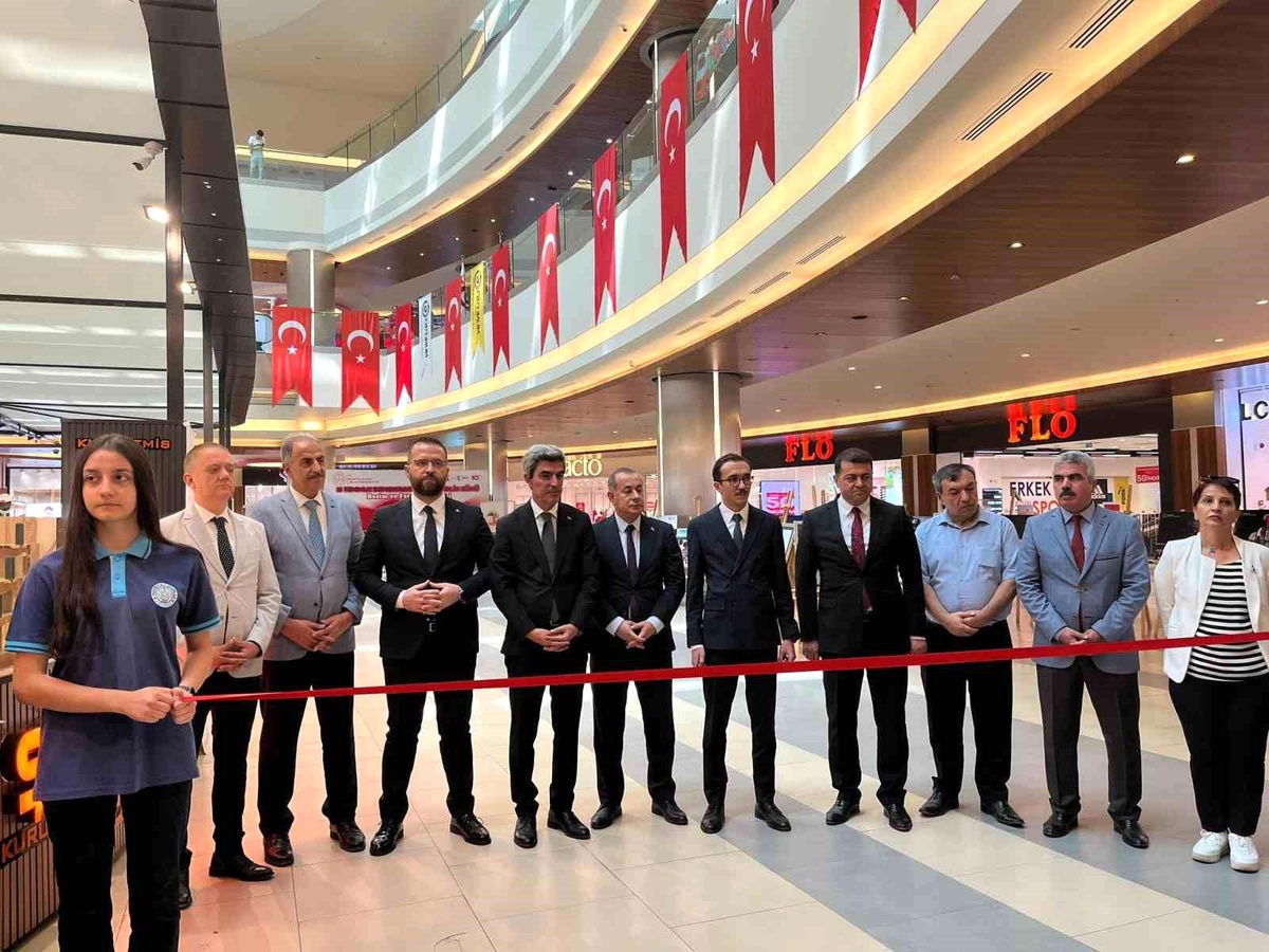 15 Temmuz Demokrasi ve Milli Birlik Günü etkinlikleri kapsamında Malatya Park AVM\'de Fotoğraf Sergisi açıldı