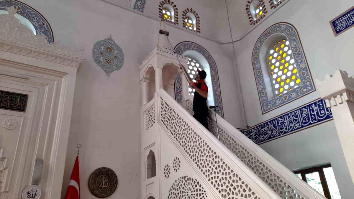 Düzce Belediyesi Şehir Genelinde Temizlik Çalışmalarını Sürdürüyor