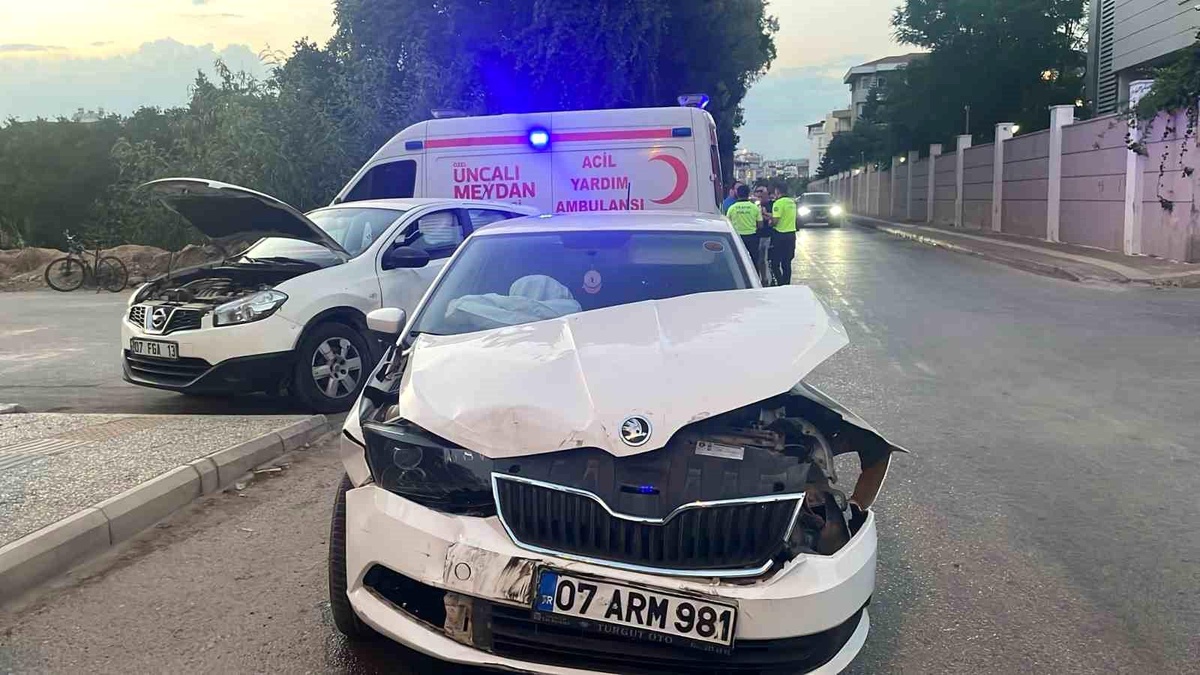 Antalya\'da Kafa Kafaya Çarpışan Otomobillerde 1 Yaralı