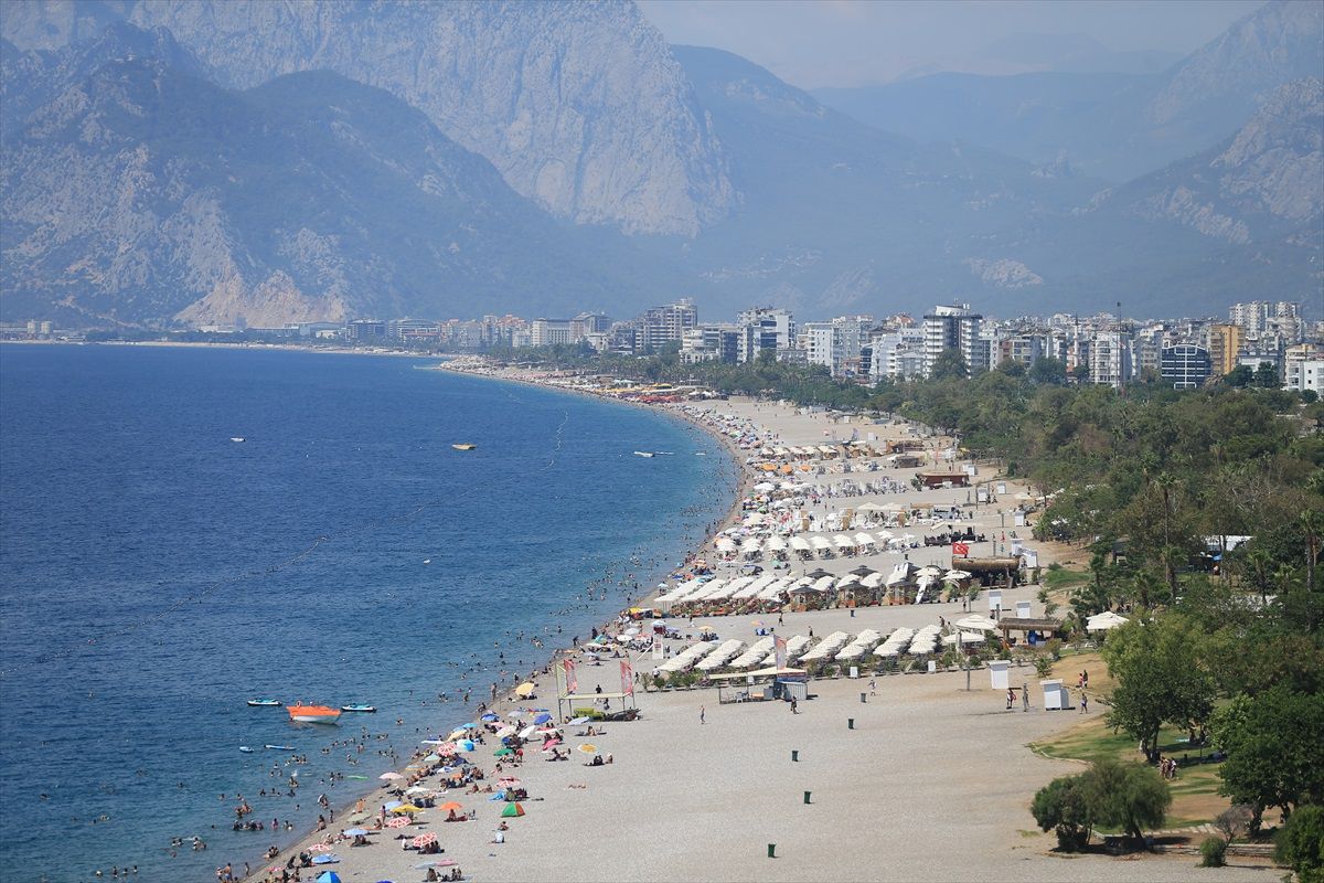 Antalya\'da Sahillerde Yoğunluk Yaşandı