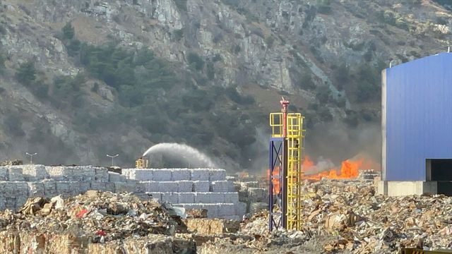 Kağıt fabrikası alev alev yanıyor! Kontrol altına alınan yangın yeniden başladı Kağıt fabrikası alev alev yanıyor! Kontrol altına alınan yangın yeniden başladı