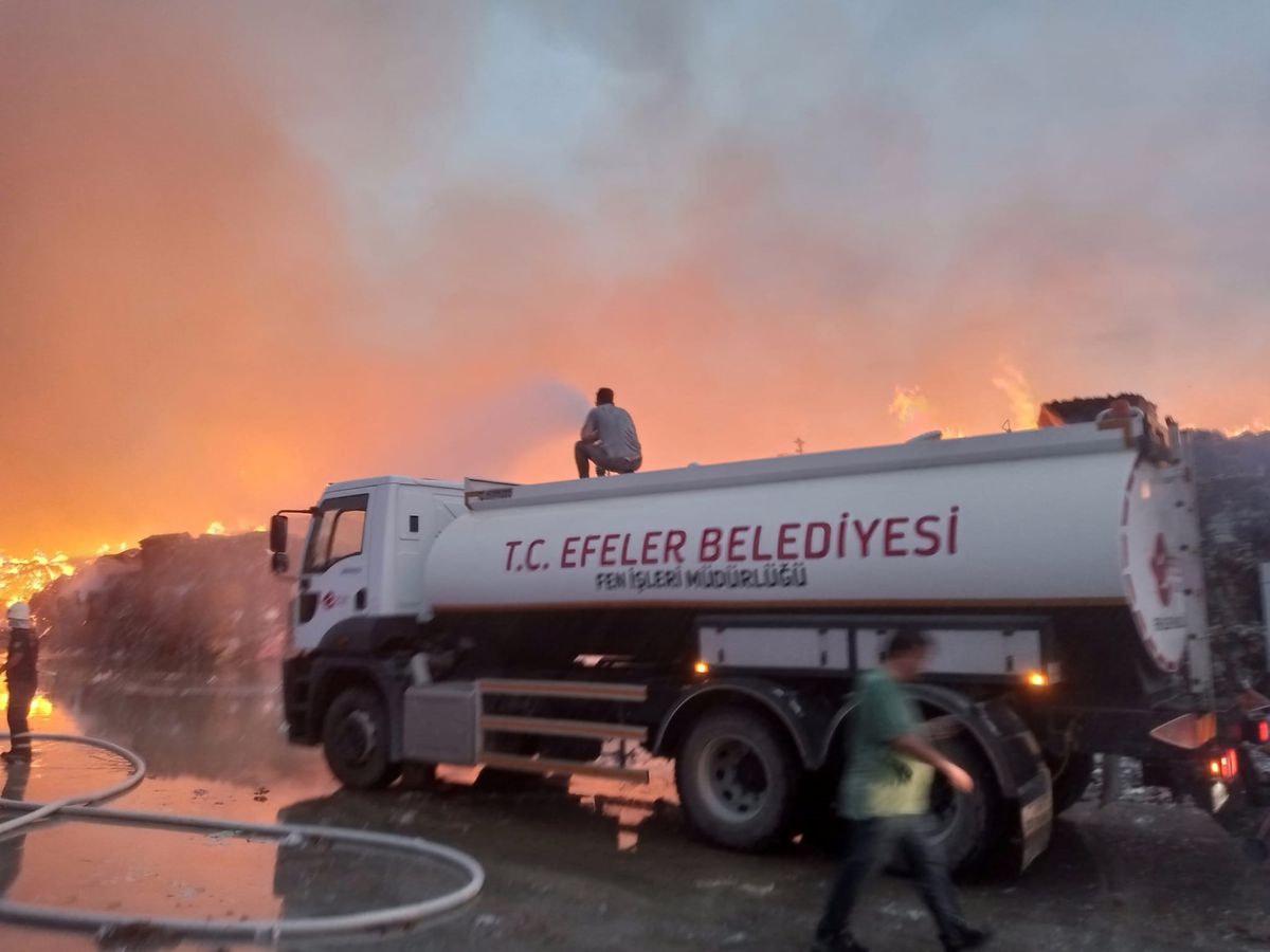 Aydın\'da Kağıt Fabrikasında Yangın Devam Ediyor