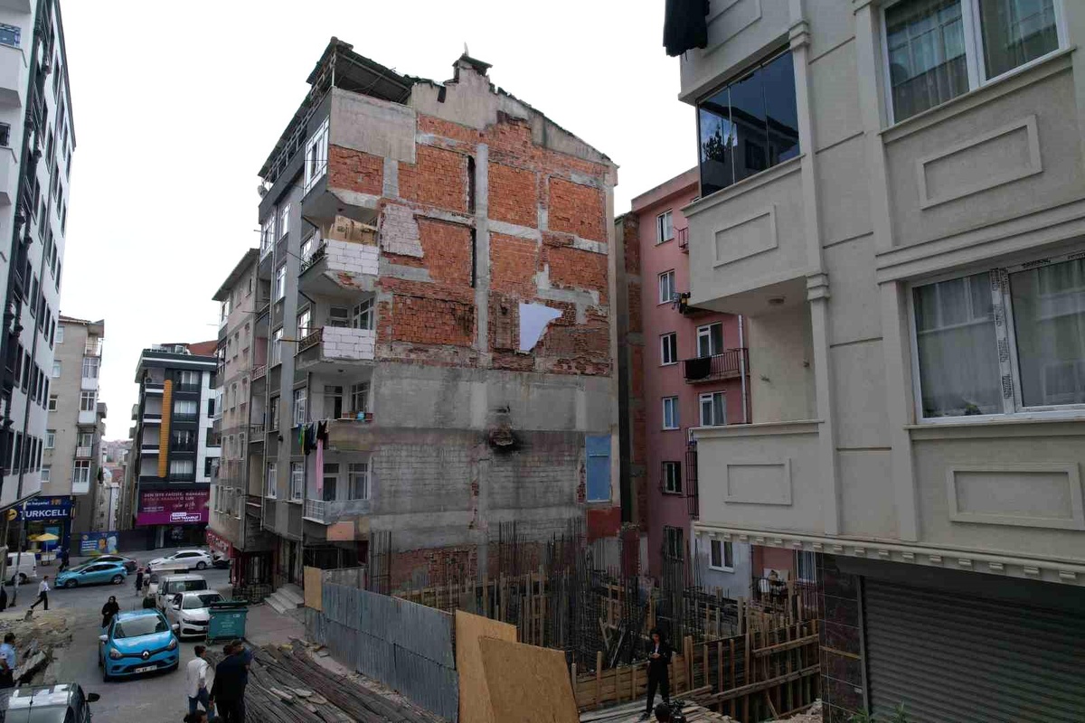 Bahçelievler\'de tuğla parçaları düşen binada inceleme yapılacak