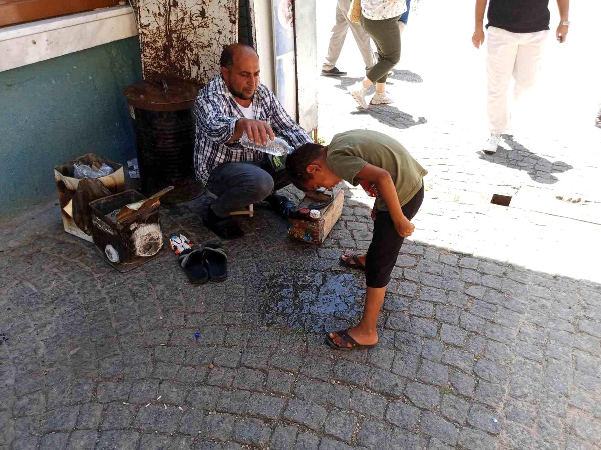 Eskişehir\'de Ayakkabı Boyacıları Sıcaktan Bunalmamak İçin Başlarına Su Döküyor