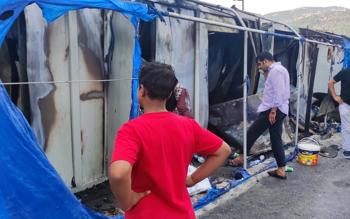 Adıyaman\'da Depremzedelerin Kullandığı 3 Konteyner Yangında Kullanılamaz Hale Geldi