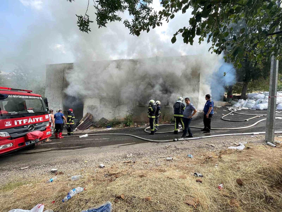 Denizli\'de Dokuma Atölyesinde Çıkan Yangın Kontrol Altına Alındı
