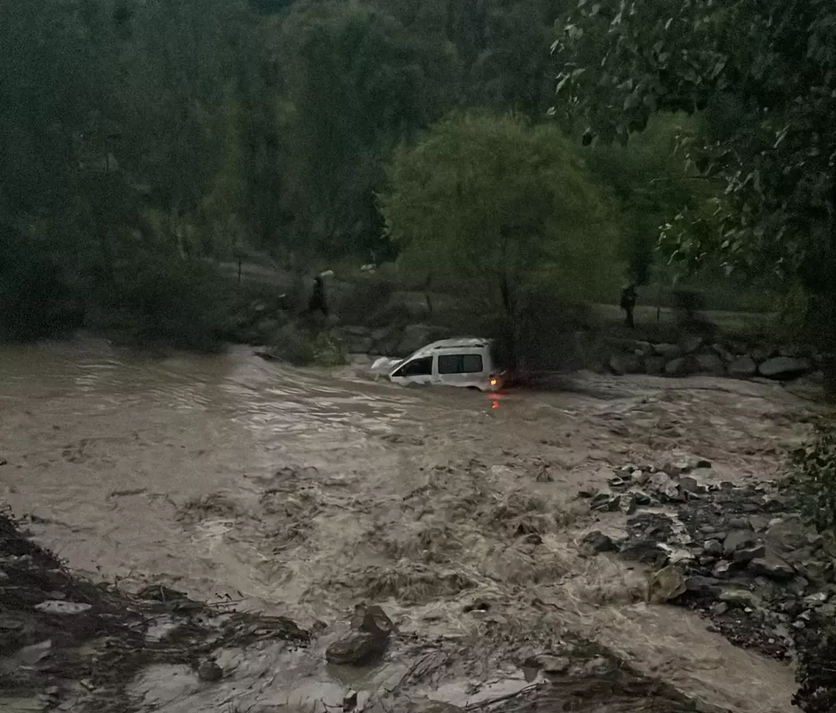 Erzurum\'da Heyelan Sonucu Araç Tortum Çayı\'na Sürüklendi