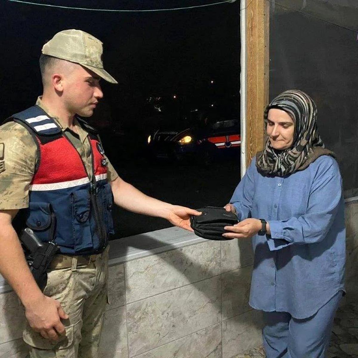 Erzincan\'da içerisi para dolu çanta bulunarak sahibine teslim edildi
