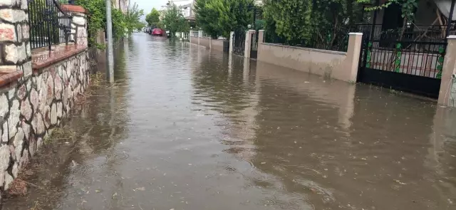 İzmir ve Kütahya'yı sağanak vurdu! Cadde ve sokaklar su altında kaldı