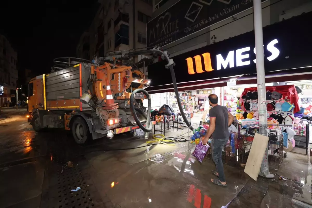 İzmir Büyükşehir Belediye Başkanı Bayraklı\'da İncelemelerde Bulundu