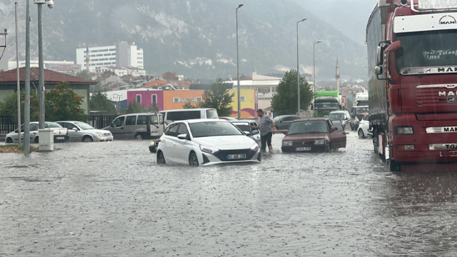 İzmir ve Kütahya'yı sağanak vurdu! Cadde ve sokaklar su altında kaldı