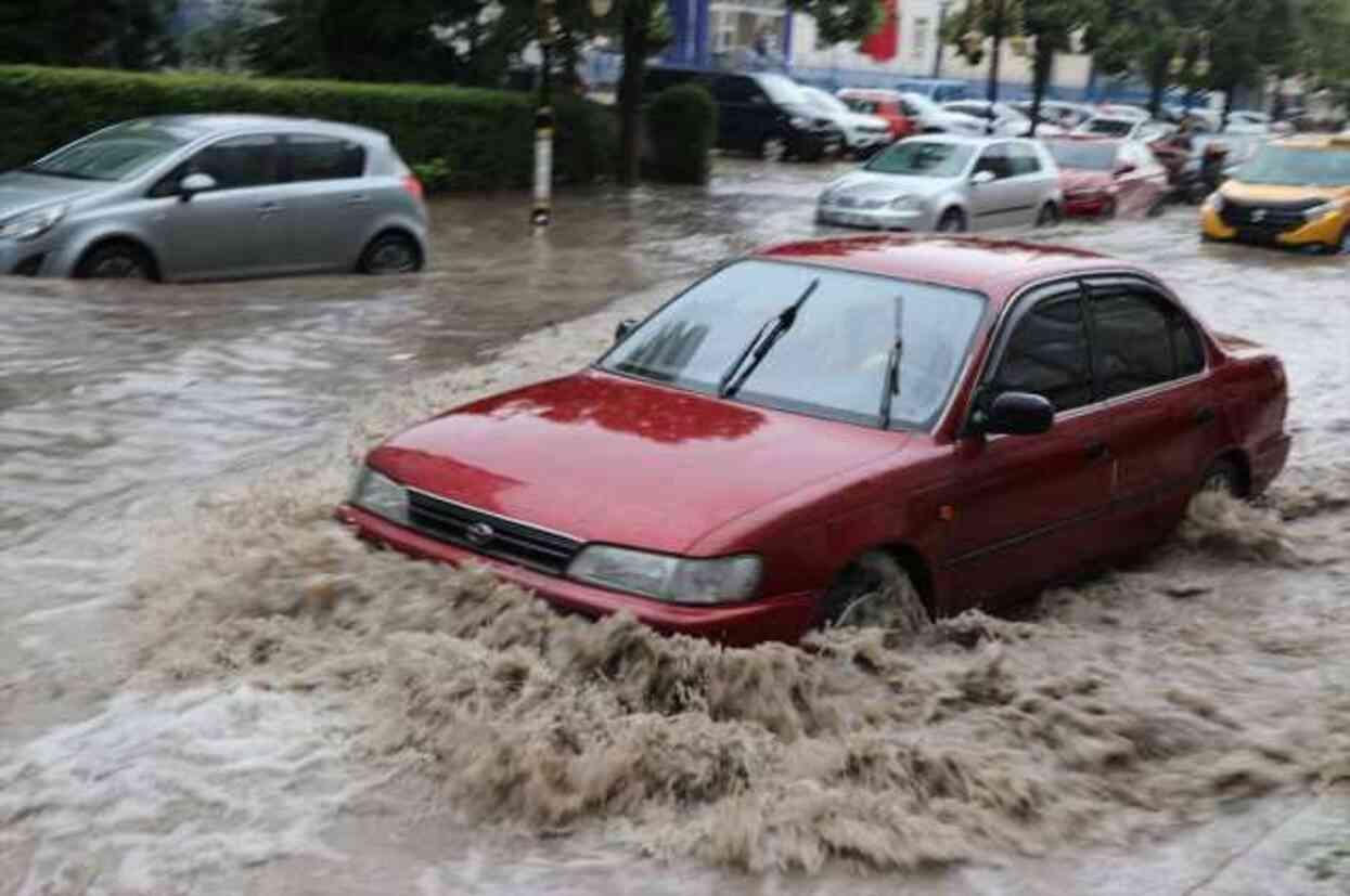 İzmir ve Kütahya'yı sağanak vurdu! Evler ve sokaklar su altında kaldı