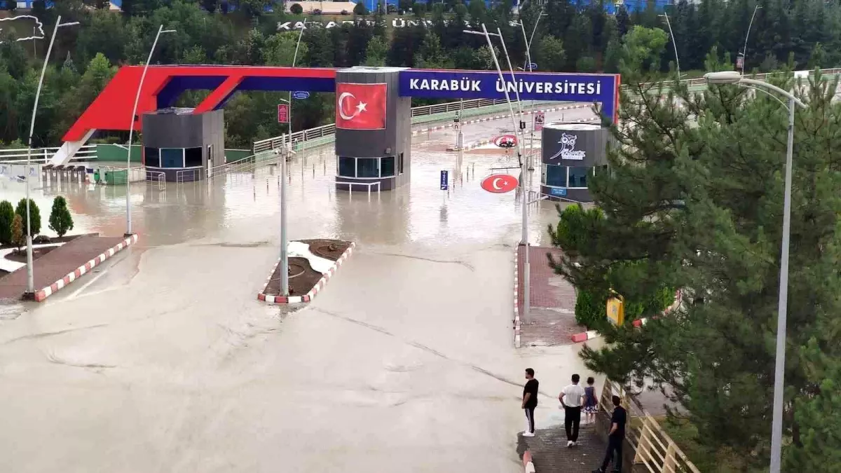 Karabük\'te Sağanak Yağmur Sonrası İş Yeri ve Evler Su Altında