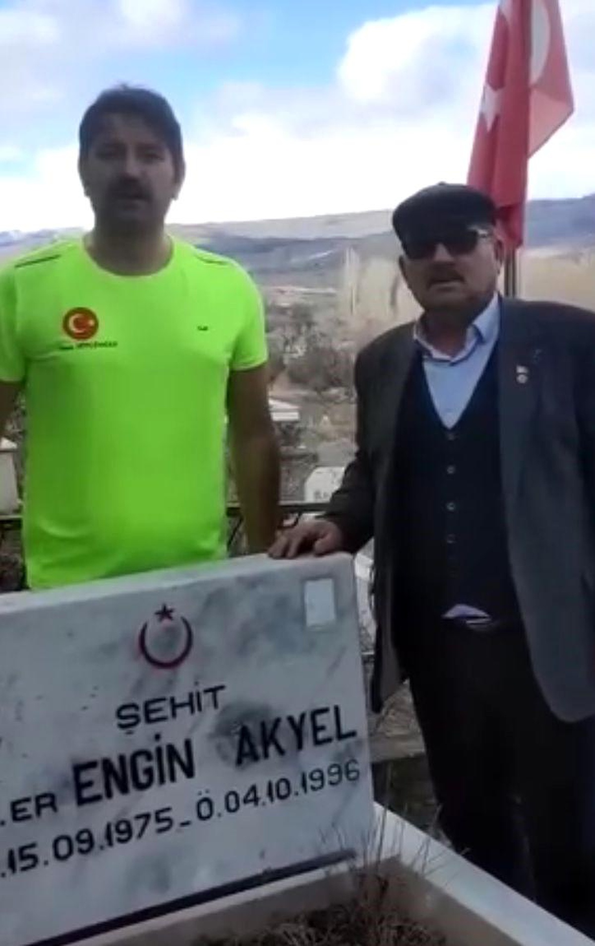 Çankırı\'da Vatandaş Şehit Kabirlerinde İstiklal Marşı Okudu