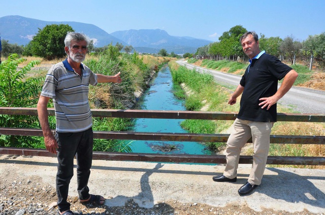 Manisa'da Sanayi Atıkları Sulama Kanalını Maviye Boyadı Manisa'da Sanayi Atıkları Sulama Kanalını Maviye Boyadı
