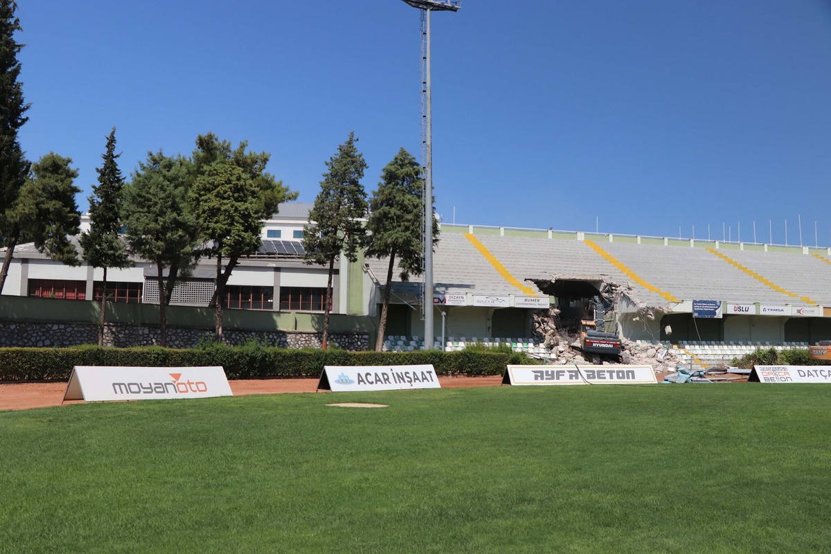Muğla Atatürk Stadı\'nda yenileme çalışmaları başladı