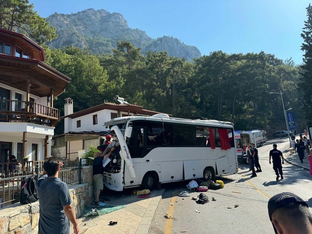 Muğla\'da freni boşalan tur otobüsü park halindeki araçlara çarptı: 1 ölü, 33 yaralı