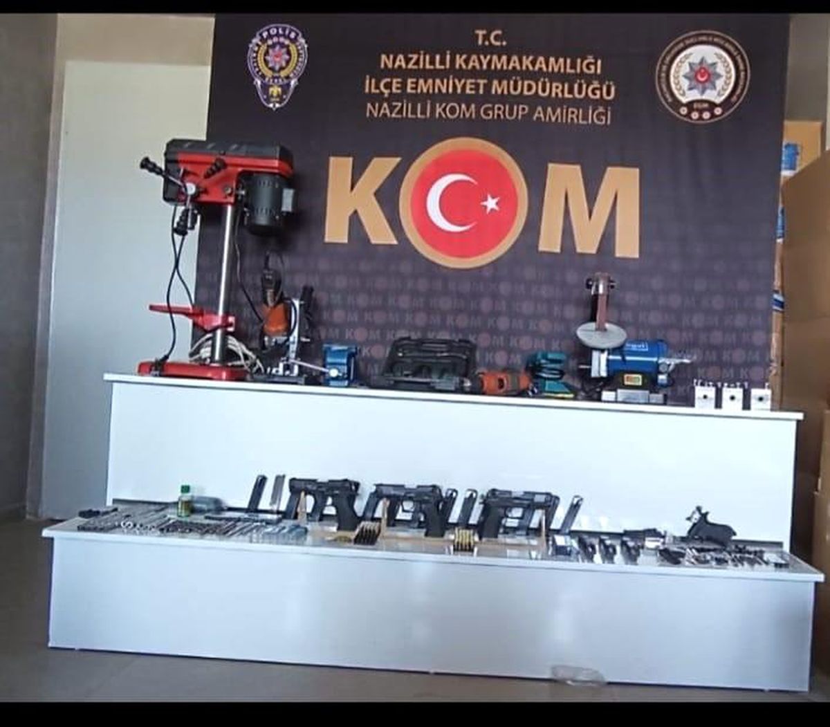 Aydın\'ın Nazilli ilçesinde silah operasyonu: Çok sayıda ruhsatsız silah ele geçirildi, 6 şüpheli yakalandı