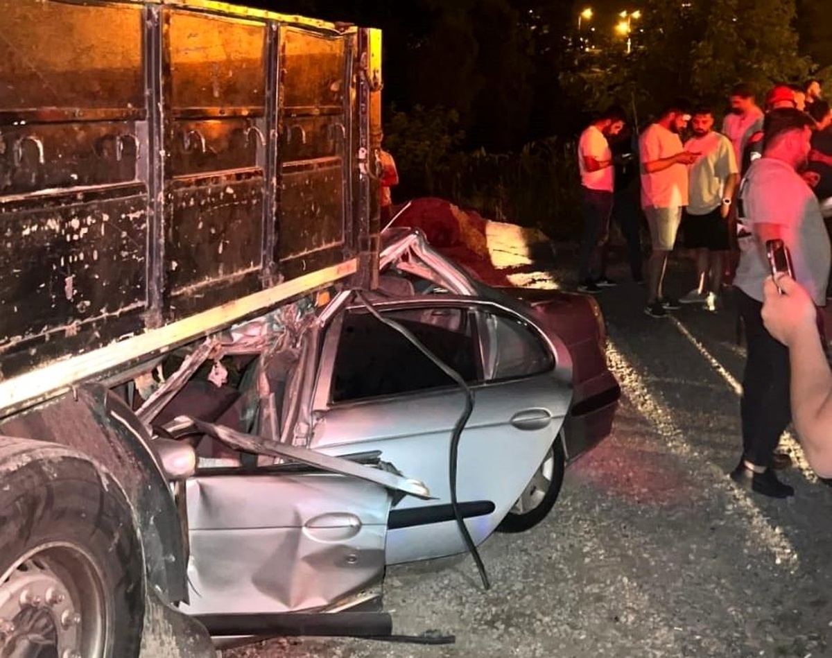 Ünye\'de Otomobil Tıra Çarptı: Sürücü Hayatını Kaybetti