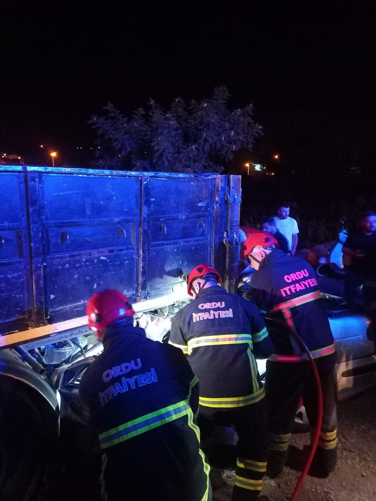 Ünye\'de park halindeki tıra çarpan otomobilin sürücüsü hayatını kaybetti