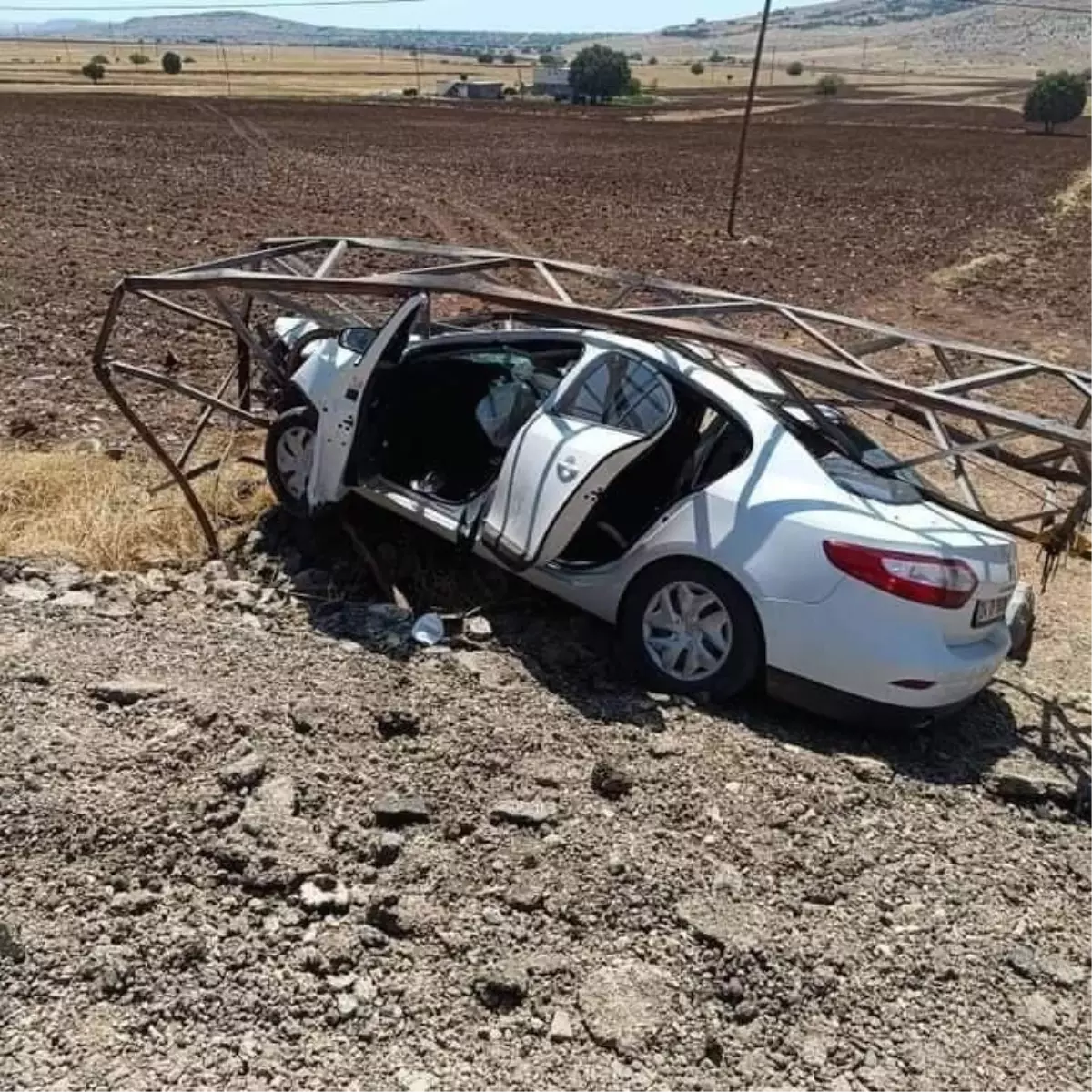 Diyarbakır\'da otomobil elektrik direğine çarptı: 4 yaralı