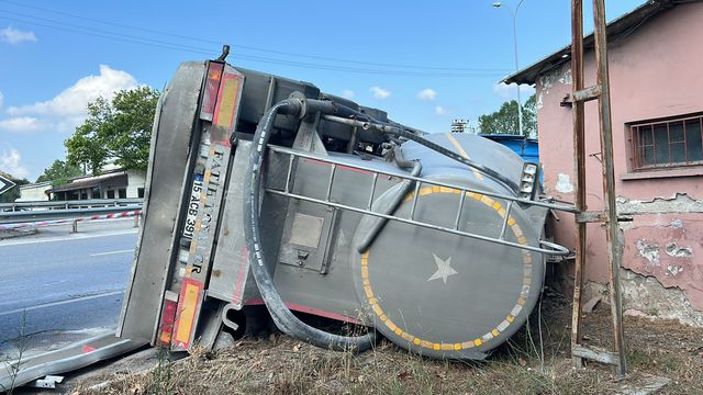 Pendik'te Beton Mikseri Kaza Yaptı, Şoför Yaralı Halde Kaçtı Pendik'te Beton Mikseri Kaza Yaptı, Şoför Yaralı Halde Kaçtı