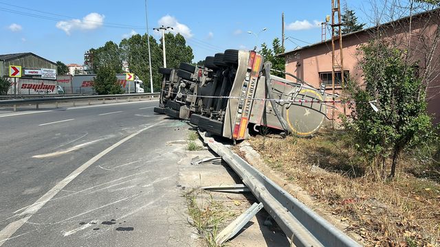 Pendik'te Beton Mikseri Kaza Yaptı, Şoför Yaralı Halde Kaçtı Pendik'te Beton Mikseri Kaza Yaptı, Şoför Yaralı Halde Kaçtı