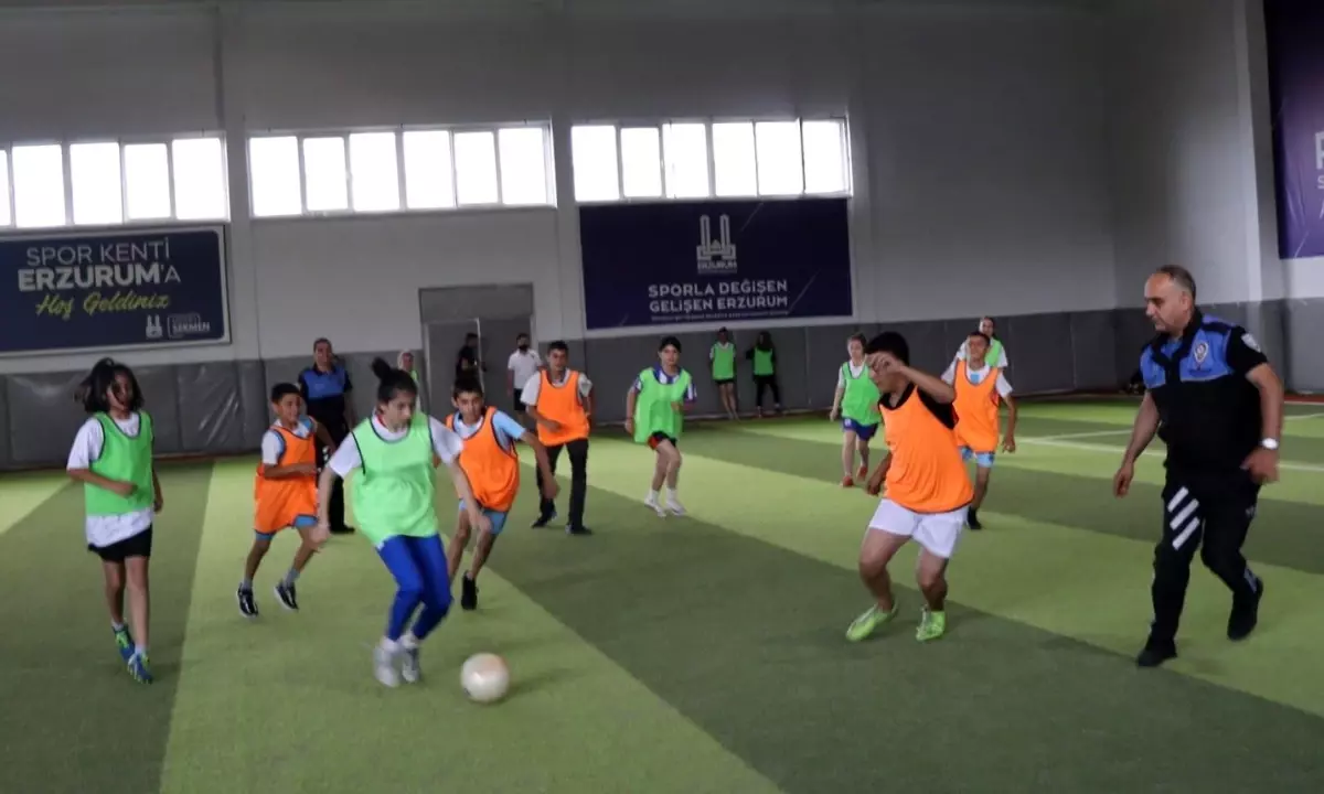 Erzurum\'da polis çocuklarla futbol maçı yaptı ve vatandaşları suça karşı bilgilendirdi