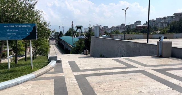Bursa'da Navigasyon Hatası: Araç Merdivenden Aşağı Uçtu Bursa'da Navigasyon Hatası: Araç Merdivenden Aşağı Uçtu