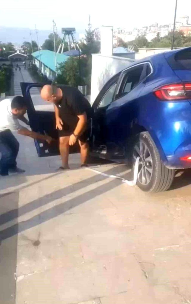Bursa'da Navigasyon Hatası: Araç Merdivenden Aşağı Uçtu Bursa'da Navigasyon Hatası: Araç Merdivenden Aşağı Uçtu