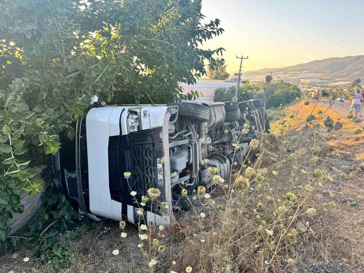 Antalya\'da talaş yüklü tır şarampole devrildi: 2 yaralı