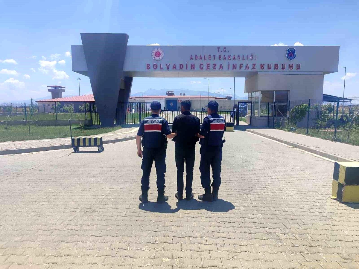 Afyonkarahisar\'da 6 yıl 3 ay hapis cezasıyla aranan şahıs köyde yakalandı