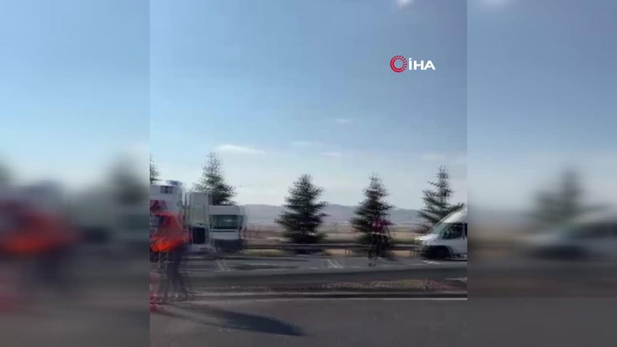 Ankara\'da kontrolden çıkan otomobil refüje çarptı: 2 yaralı