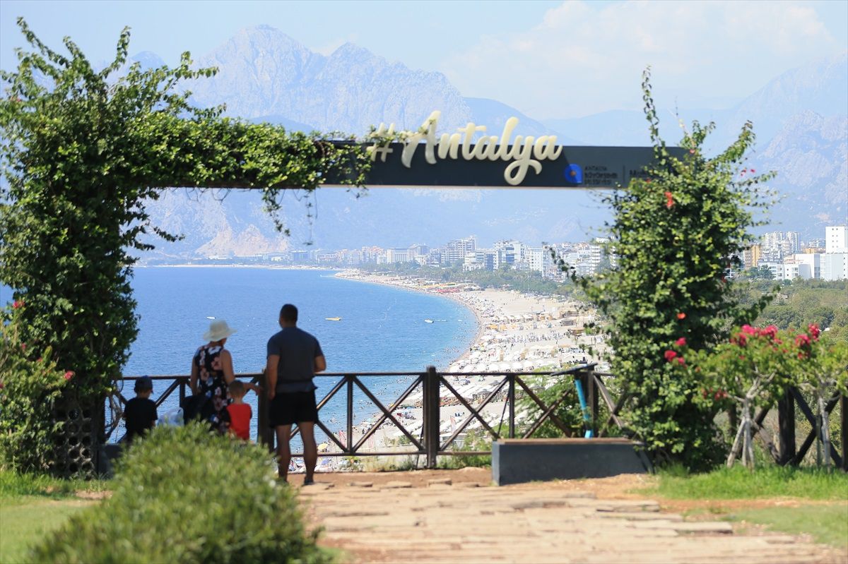 Antalya\'da Sahillerde Yoğunluk Devam Ediyor