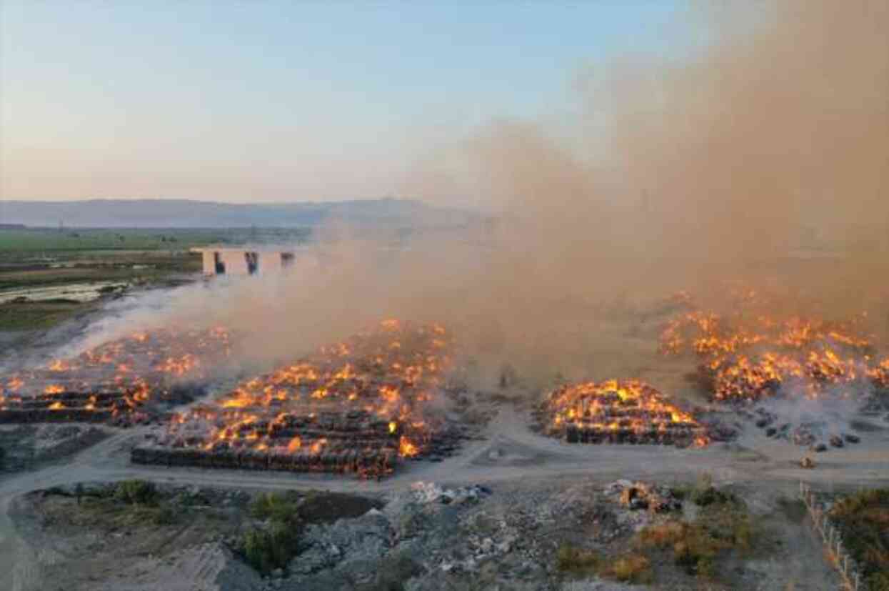 Aydın'da kağıt fabrikasında çıkan yangın 1 gündür söndürülemedi