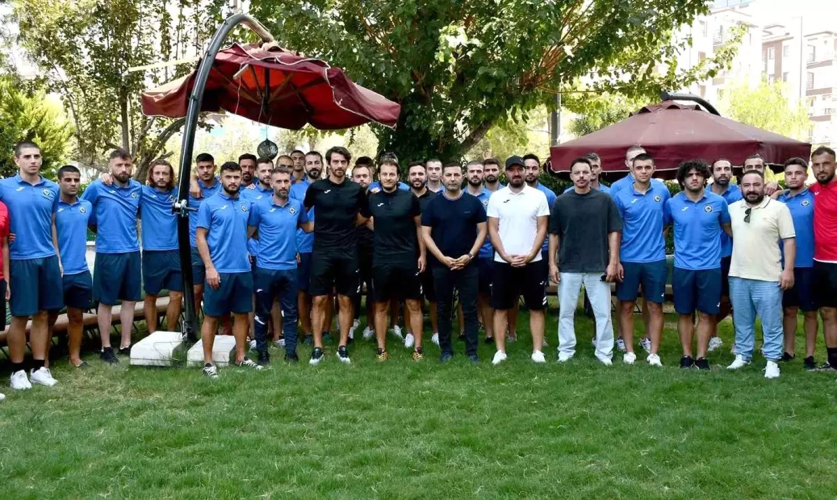 Kuşadası Belediye Başkanı Kuşadasıspor\'un Şirketleşmesine Karşı Çıktı