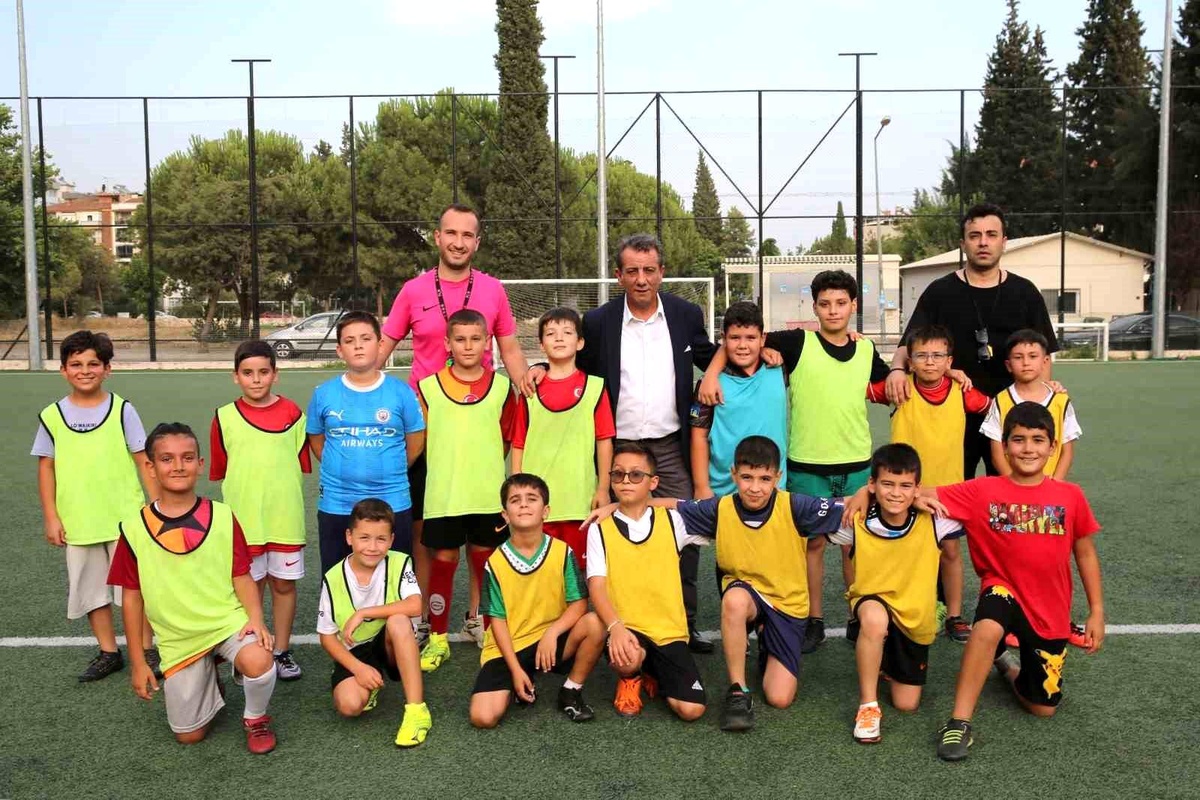 Efeler Belediye Başkanı Anıl Yetişkin, yaz kursları kapsamında futbol kursunu ziyaret etti