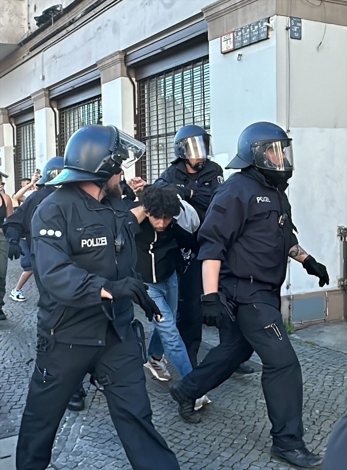 Berlin\'de Filistin\'e Destek Eyleminde Gözaltılara Karşı Arbede