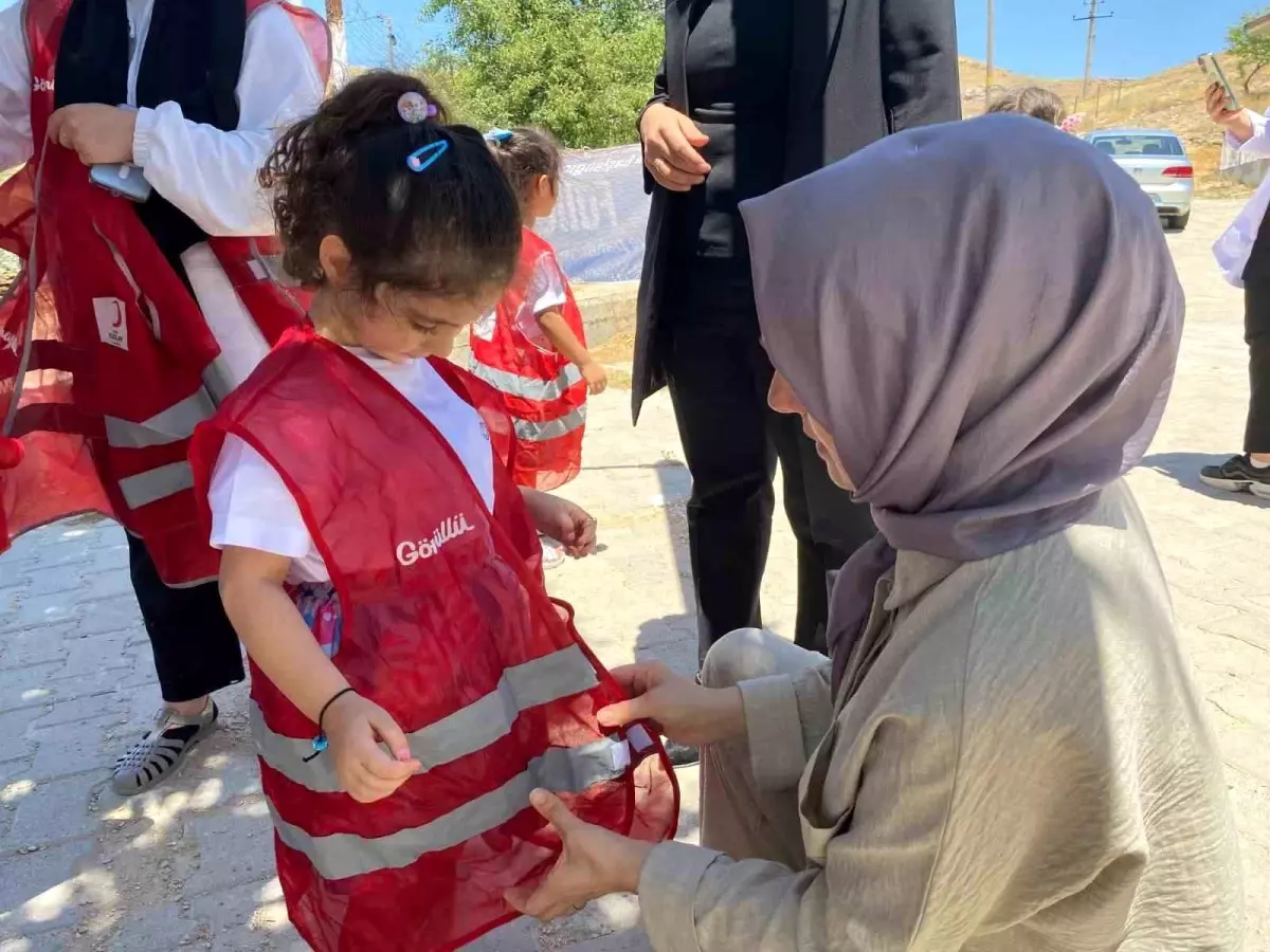 Elazığ\'da Anaokulu, Köy Okulunu Onarıp Kırtasiye İhtiyaçlarını Giderdi