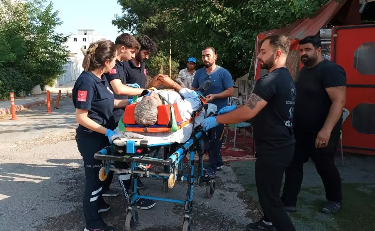 Adıyaman\'da Otomobil ve Otobüs Çarpışması: 3 Yaralı