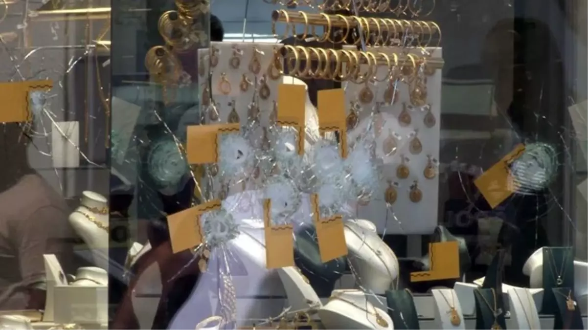 İstanbul\'da kuyumcu soygunu! Dükkanı adeta kurşun yağmuruna tuttular