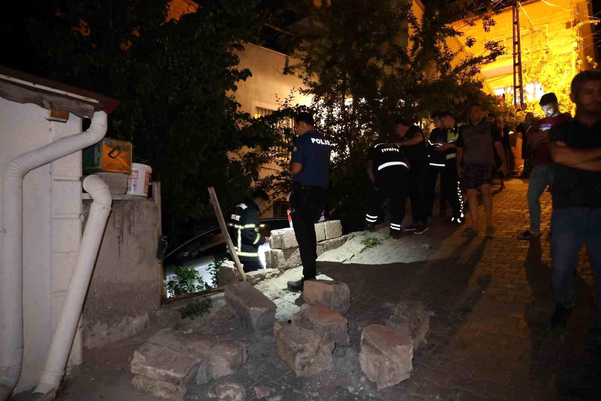 Nevşehir\'de Kontrolden Çıkan Otomobil Bahçeye Uçtu, 2 Kişi Yaralandı