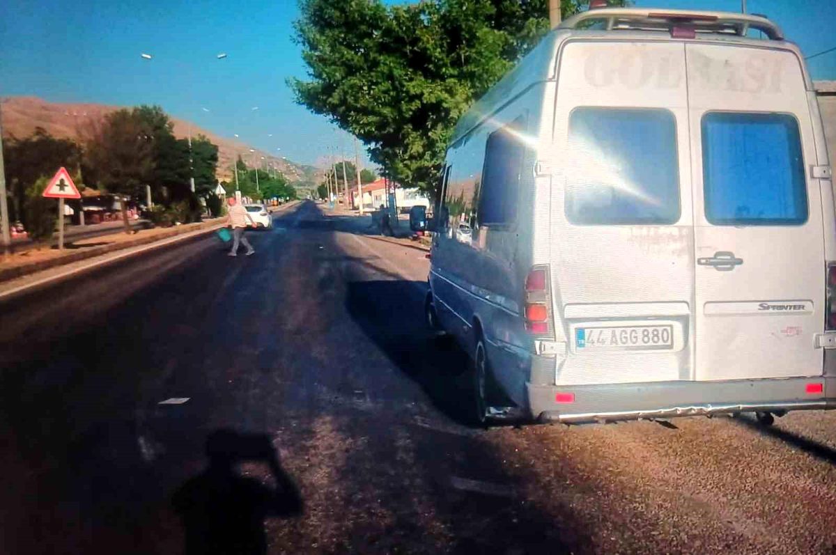 Malatya\'da Tır ile Minibüs Çarpıştı: 3 Yaralı