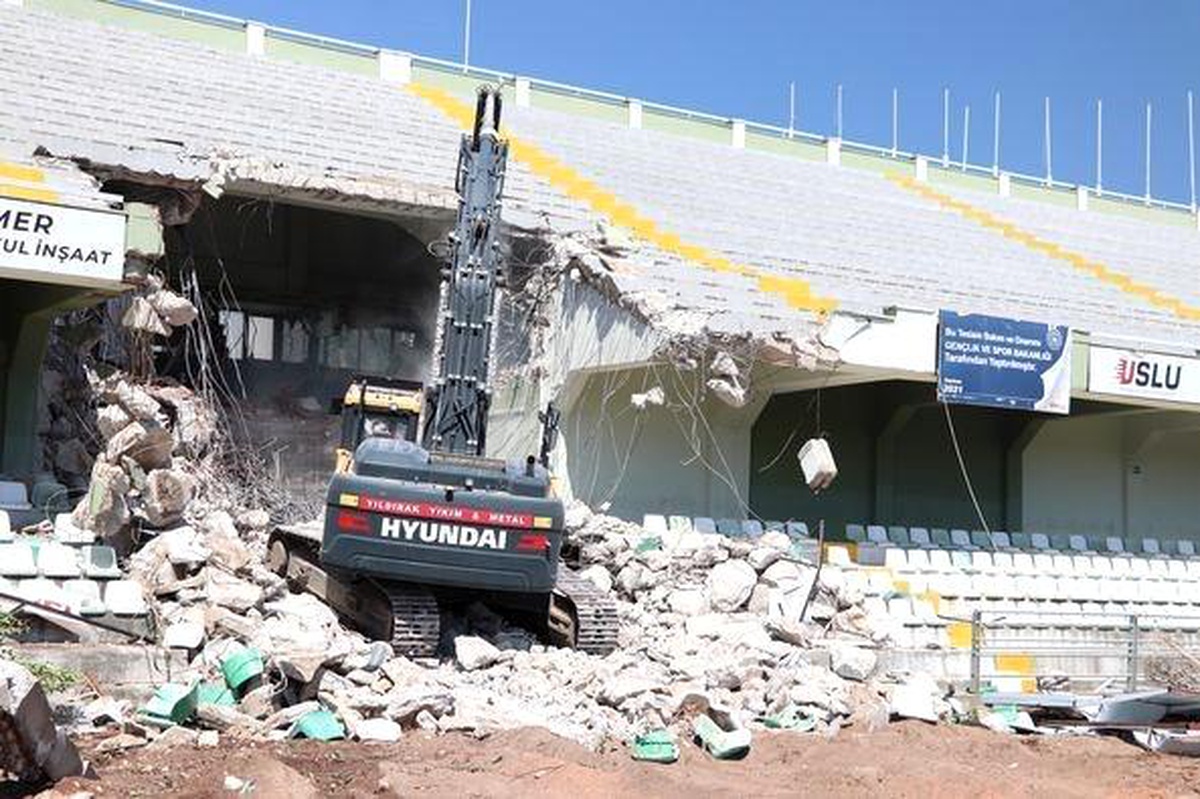 Muğla Atatürk Stadyumu\'nda Yıkım Çalışmaları Başladı