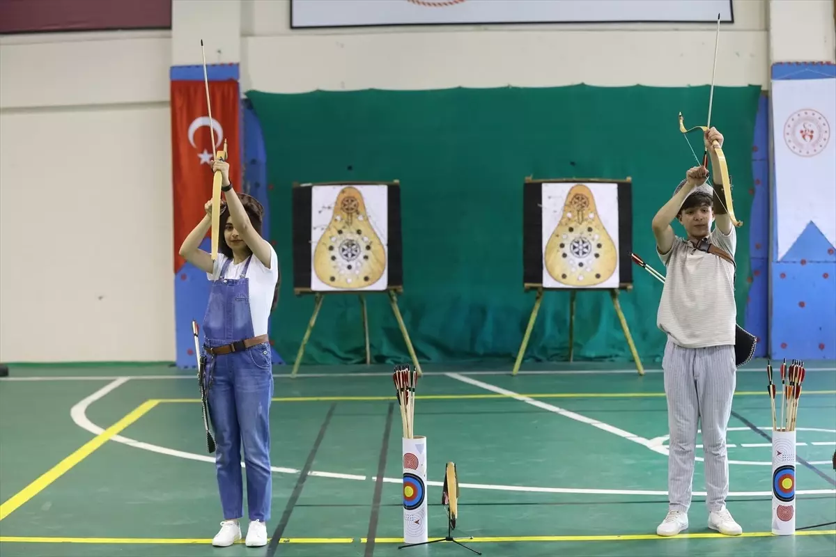 Muş\'ta Geleneksel Türk Okçuluğu Kursu: Geleceğin Mete Gazoz\'ları Yetişiyor