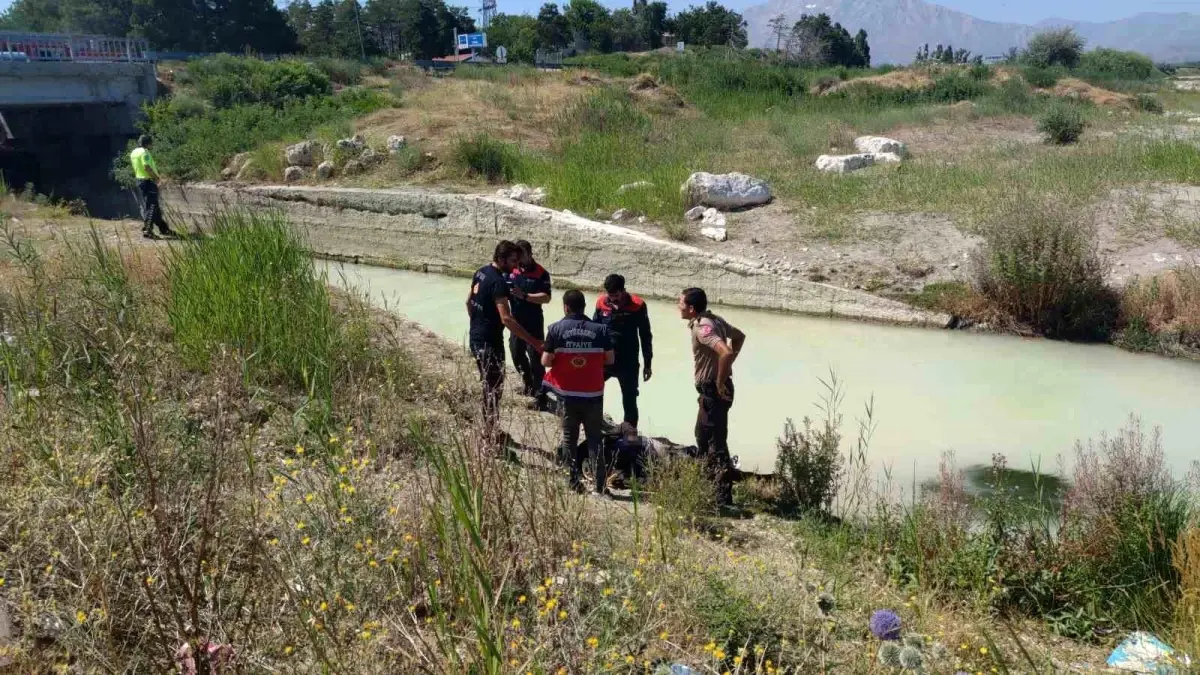 Van\'da otomobil su kanalına uçtu: Baba ve bir oğlu hayatını kaybetti