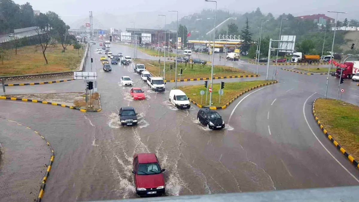 Karabük\'te Sağanak Yağmur Sonrası Yollar Göle Döndü