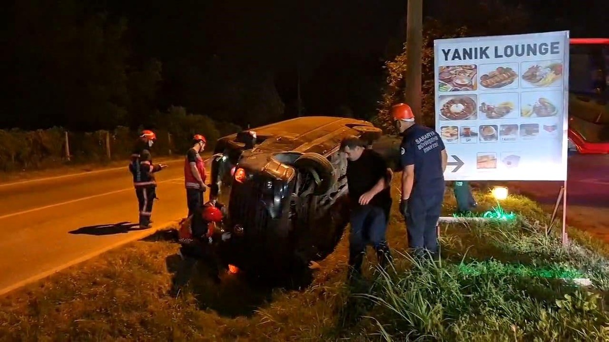 Sapanca\'da turistleri taşıyan minibüs kanala devrildi, 1 kişi yaralandı