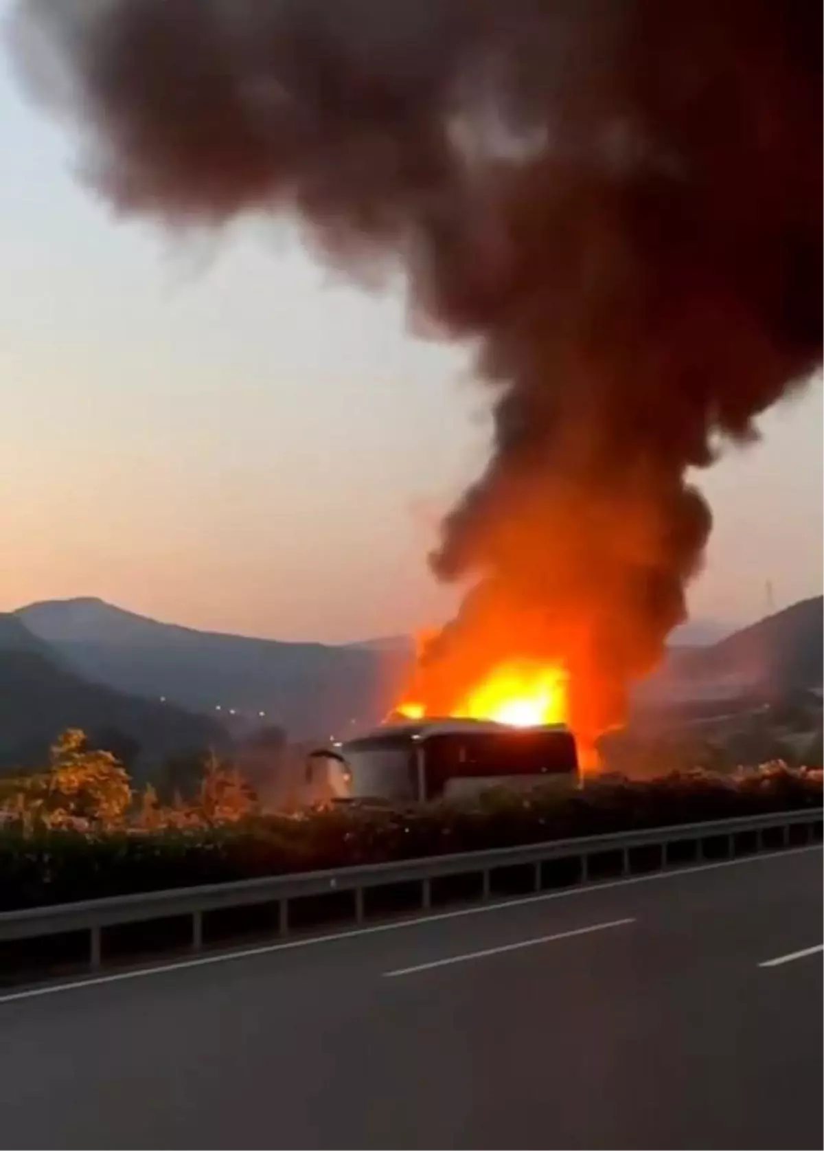 Bursa\'da Yolcu Otobüsü Alev Alev Yanarak Küle Döndü