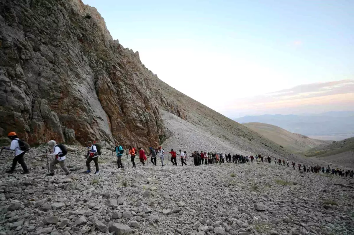 Niğde\'de 15 Temmuz Şehitleri Anısına Dağcılar Aladağlar\'da Zirve Tırmanışı Gerçekleştirdi